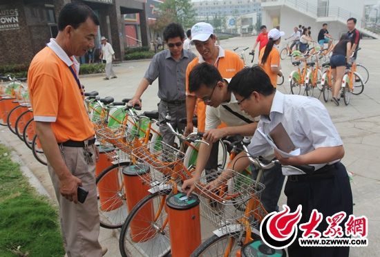 采訪團記者做好準(zhǔn)備體驗公共自行車。 記者 郭豪 攝。
