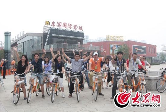采訪團記者做好準(zhǔn)備體驗公共自行車。 記者 郭豪 攝。